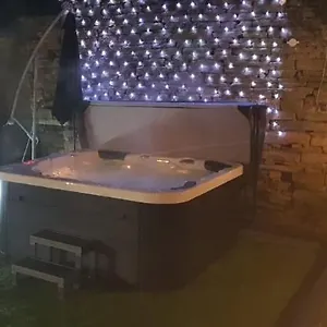 Honeybee Cottage, With A Log Fire & A Hot Tub. Bradford (West Yorkshire)